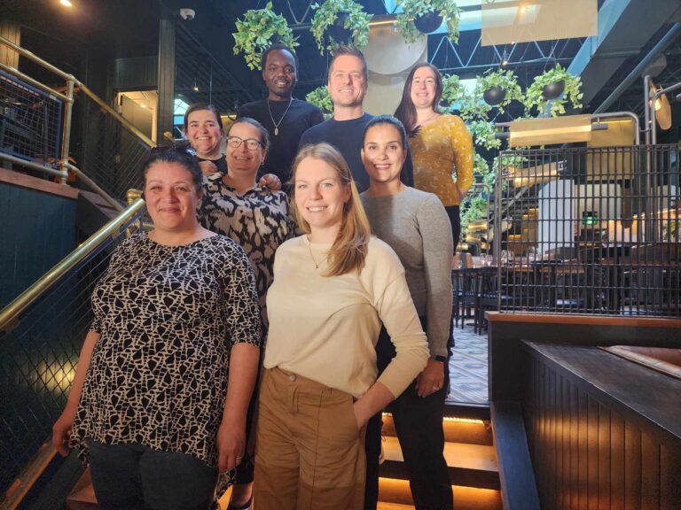 plusieurs personnes heureuses